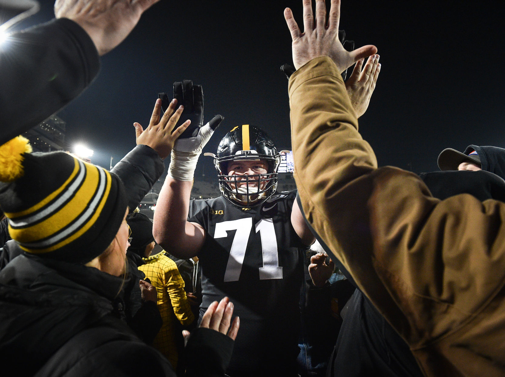 111619-qct-spt-iowa-minn-foot-173a.jpg